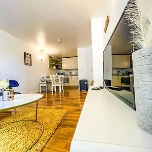  Apartment Central + Gym + Pool + Parking